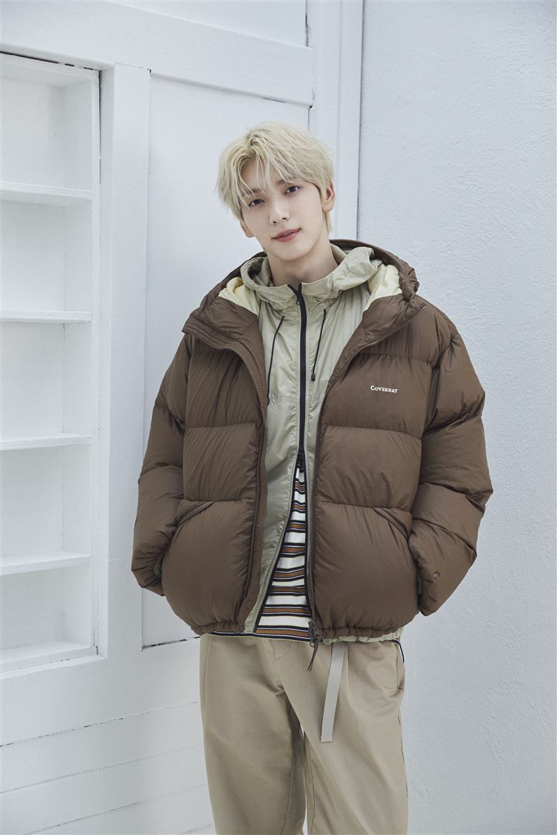 誠品武昌門市搶先發售SOOBIN在韓國曝光的咖啡色與藍色羽絨新品。（圖／品牌業者提供）