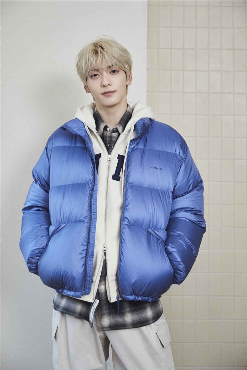 誠品武昌門市搶先發售SOOBIN在韓國曝光的咖啡色與藍色羽絨新品。（圖／品牌業者提供）