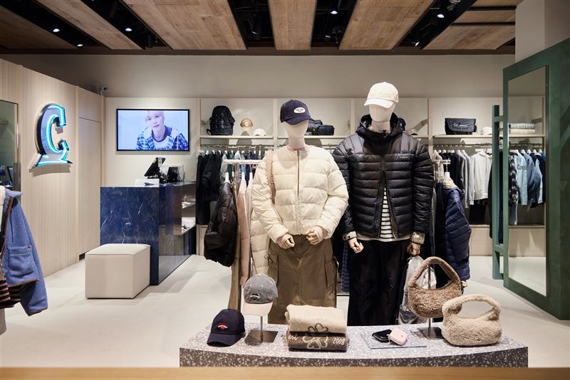 店內動線流暢、光線柔和，更陳列了齊全豐富的男女潮流服飾、多樣化的配件。（圖／品牌業者提供）