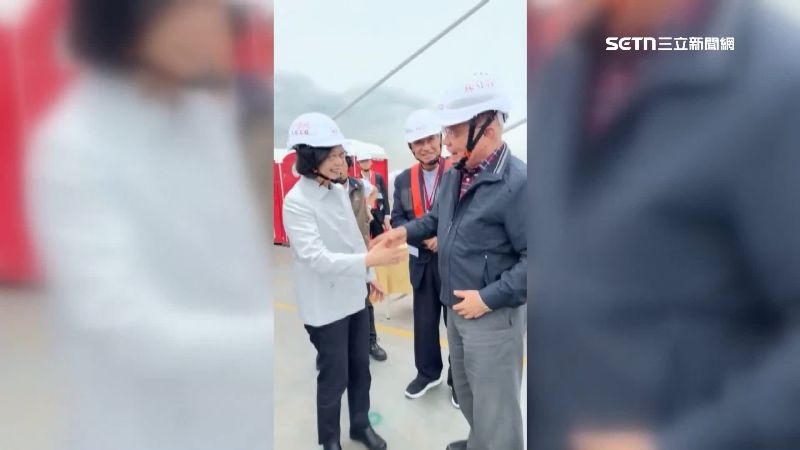 蔡英文（左）蘇貞昌（右）一起查看淡江大橋建設