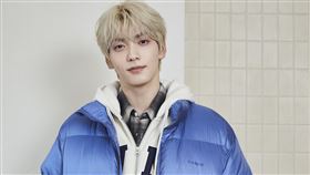 誠品武昌門市搶先發售SOOBIN在韓國曝光的咖啡色與藍色羽絨新品。（圖／品牌業者提供）