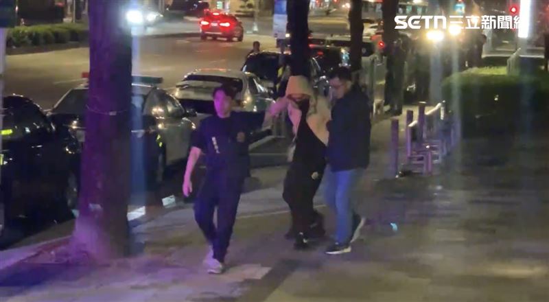 兇嫌行兇後還回到現場取車，立刻被警方逮捕，後又改口是要回來「自首」。(圖/翻攝畫面)