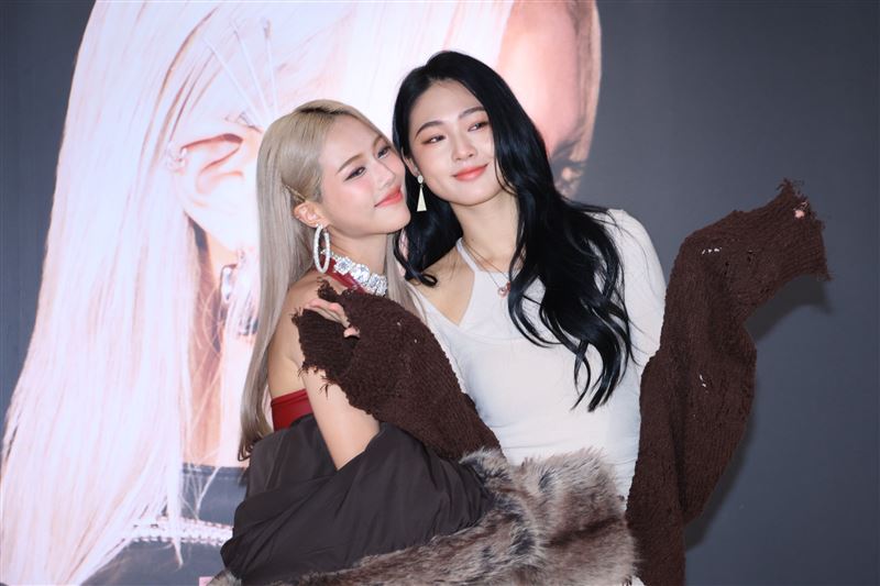 連穎「HUR+」隊友香蘭（右）到場力挺。（圖／記者鄭孟晃攝影）