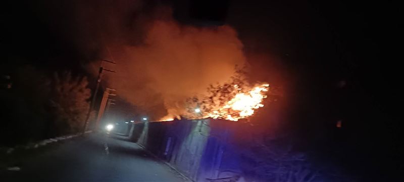 台南安南區焚化爐第三掩埋場熊熊火光照亮黑夜，警消持續滅火中。(圖/翻攝畫面)