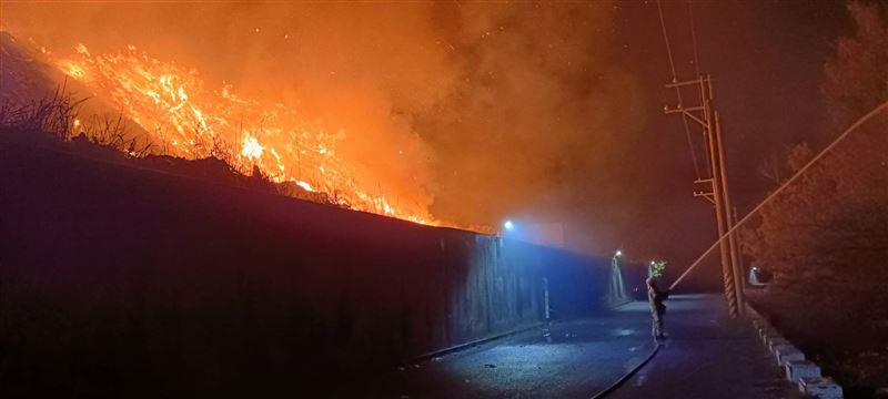台南安南區焚化爐第三掩埋場今晚突然起火燃燒，火勢猛烈。(圖/翻攝畫面)