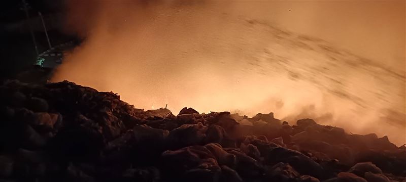 堆集如山的垃圾不斷冒出惡臭濃煙，台南市環保居發布空汙警報。(圖/翻攝畫面)