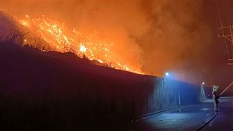 台南安南區焚化爐第三掩埋場今晚突然起火燃燒，火勢猛烈。(圖/翻攝畫面)