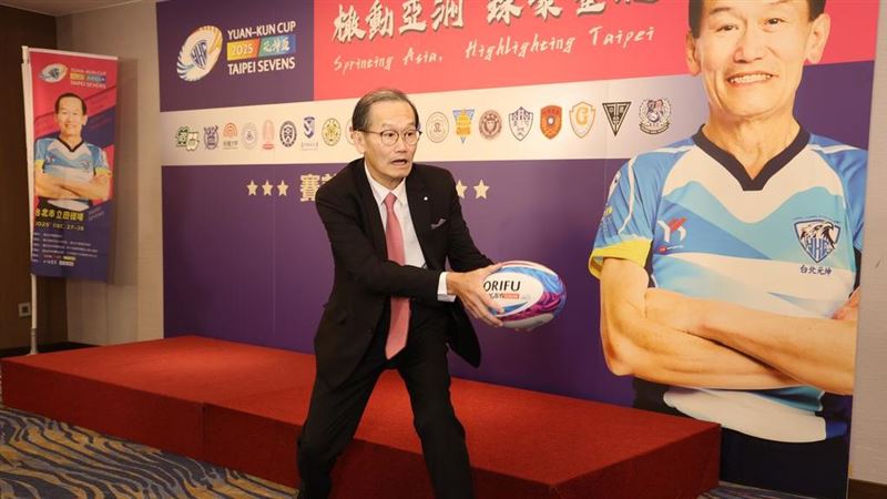 第六屆元坤盃國際大專七人制橄欖球邀請賽即將於12月27日至28日在臺北田徑場點燃戰火，創辦人杜元坤信心十足的表示，要讓世界看到元坤盃，期盼選手們能在球場上發光發熱。(圖／元坤運動文創產業有限公司提供)