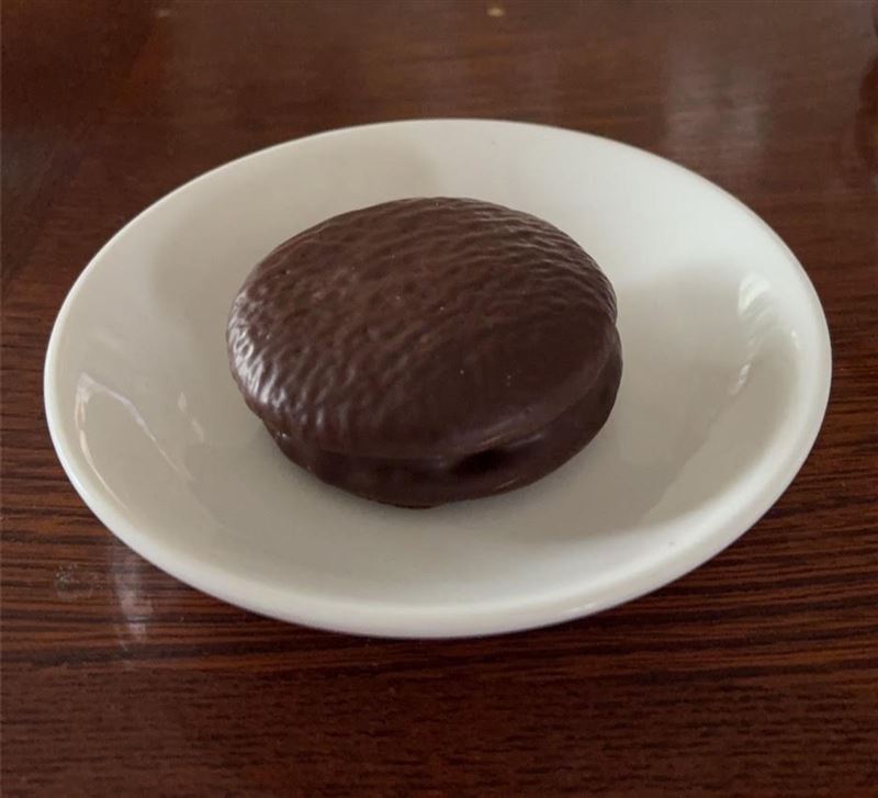 南韓一名司機從公司冰箱私自拿取22元的巧克力派吃，被告裁罰千元。（示意圖，photoAC）