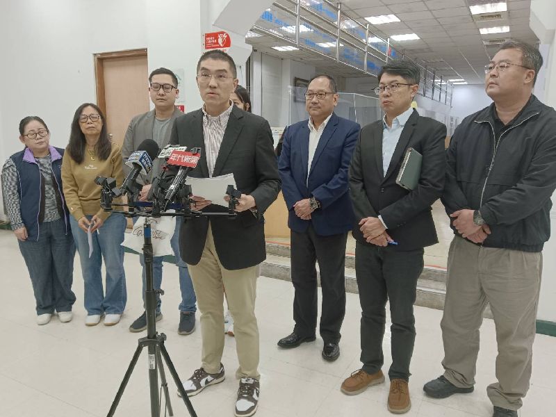 基隆河水源近日受到油污染，使得許多基隆市用戶自來水有油味，市長謝國樑（前）30日晚間召開會議後受訪表示，經稽查，油膜感測器故障，台水公司大規模造成市民不便，市府最快於12月1日下午開罰