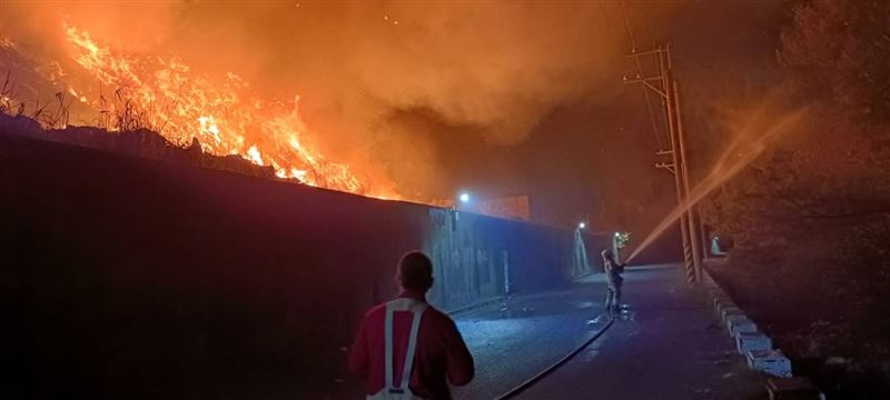 台南連環火警！城西二期掩埋場再陷火海，火勢猛烈，濃煙直竄天際。(圖/翻攝黃偉哲臉書)