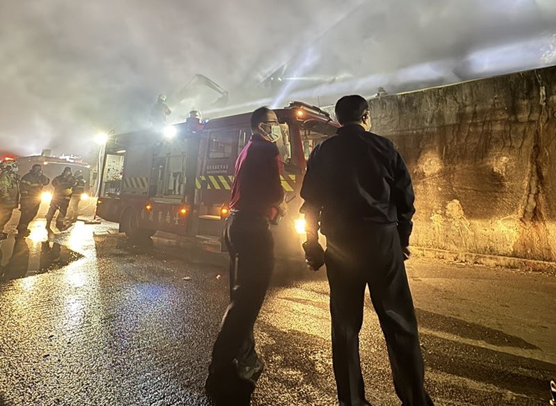 台南市長黃偉哲親赴現場，了解火災狀況，在臉書跟市民即時回報。(圖/翻攝黃偉哲臉書)