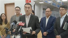 謝國樑：油膜感測器故障 最快12/1開罰台水公司基隆河水源近日受到油污染，使得許多基隆市用戶自來水有油味，市長謝國樑（前）30日晚間召開會議後受訪表示，經稽查，油膜感測器故障，台水公司大規模造成市民不便，市府最快於12月1日下午開罰。中央社記者王朝鈺攝 114年11月30日