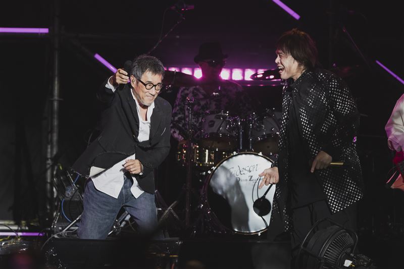 伍佰（右）與李宗盛（左）同台飆歌。（圖／Simple Life 簡單生活節提供）