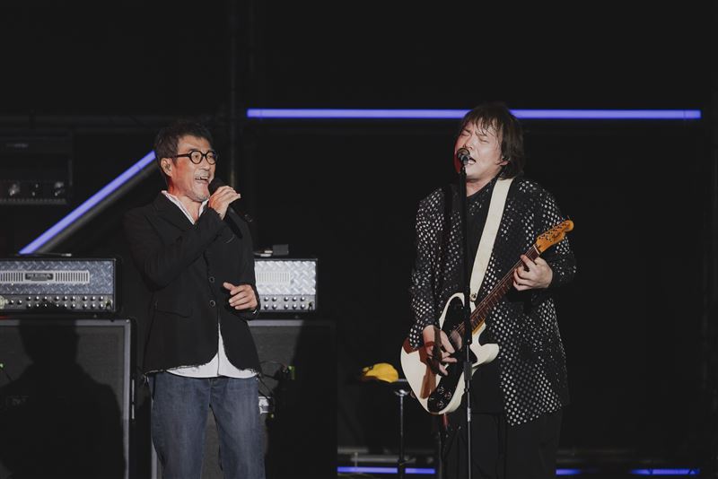 伍佰（右）與李宗盛（左）為「簡單生活節」20週年獻唱。（圖／Simple Life 簡單生活節提供）