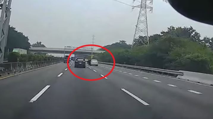 國道上突有人跳車，險害目擊車輛為了閃避失控翻覆。（圖／翻攝畫面）