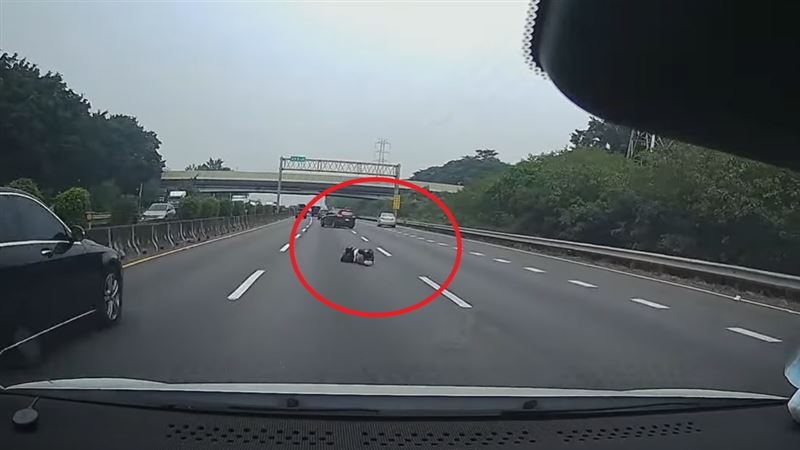 警方循線，查出跳車的為64歲洪姓男子疑因債務問題，因不想牽連親人，才選擇「玩命跳車」再翻越護欄離開。（圖／翻攝畫面）