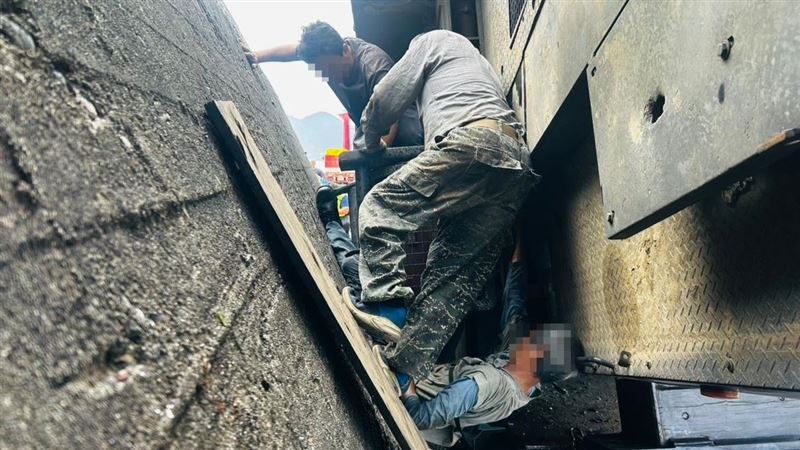 吊消波塊翻覆!他「夾困慘死」勞檢要查了