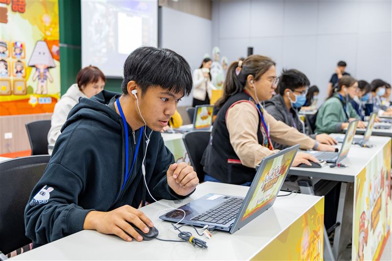 8組共16位親子師生共同組隊參賽角逐冠軍。（圖／原語會提供）