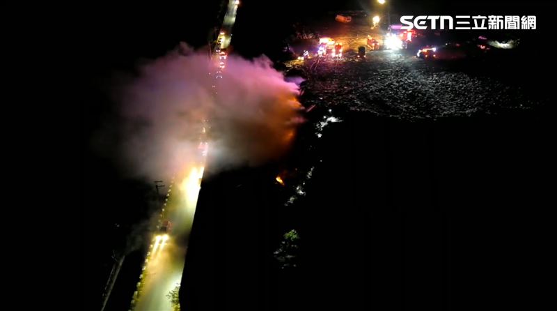 安南城西二期掩埋場11／30晚間突然起火燃燒。（圖／翻攝畫面）