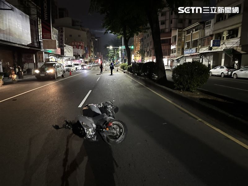 台中少年凌晨無照騎車，撞分隔島遭彈飛傷重不治。(圖/翻攝畫面)