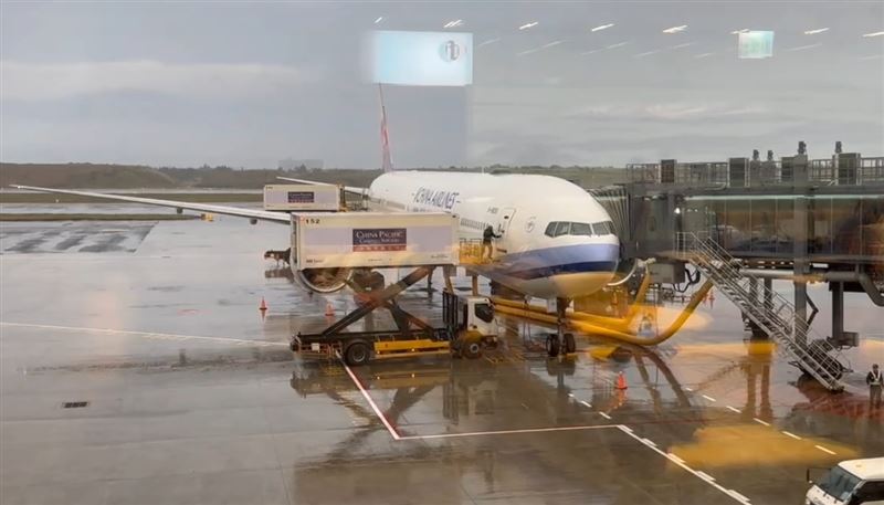 北登機廊廳今（1）日正式啟動試營運，第一批航班為08:35華航飛札幌，現場搭起便橋。（圖／翻攝畫面）