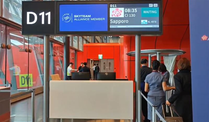 桃園國際機場第三航廈北登機廊廳D11登機門。（圖／翻攝畫面）