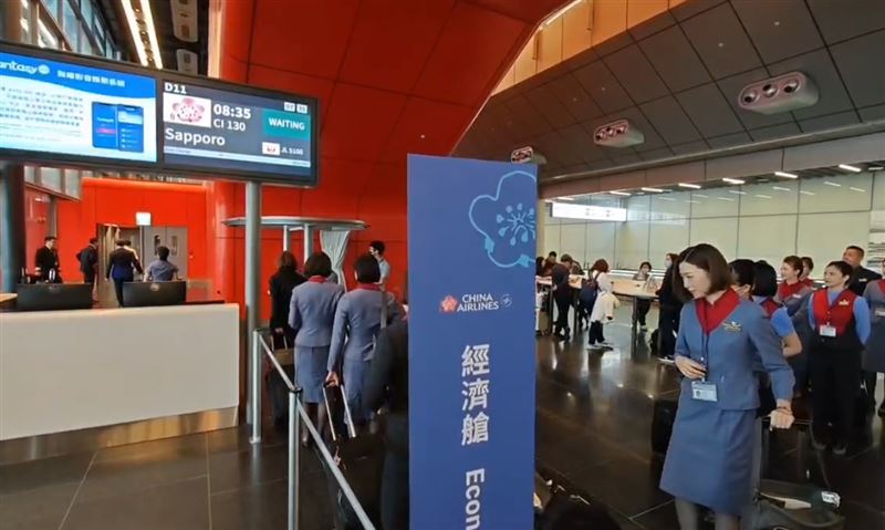 空服員一一報到登機。（圖／翻攝畫面）