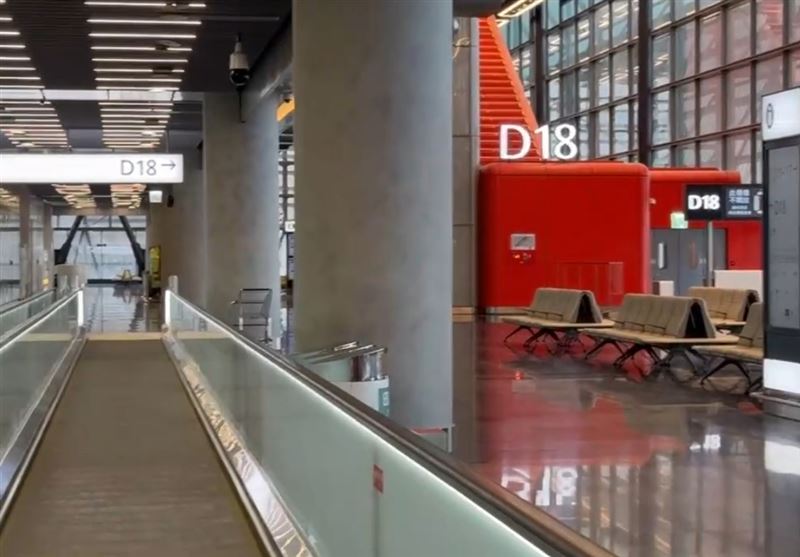 北廊廳採大面積落地窗設計，室內明亮開闊。（圖／翻攝畫面）