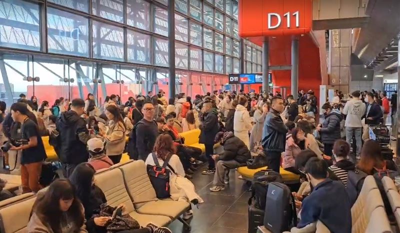 首批旅客在候機室休息拍照紀念。（圖／翻攝畫面）