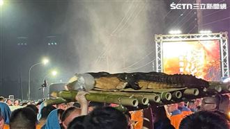 整隻鱷魚擺上廟會供桌　拜完剁屍炒三杯