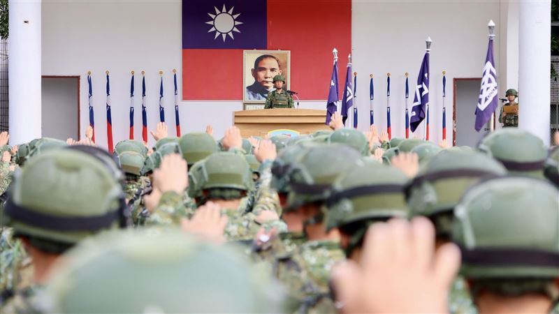 拒收兵單打公務員！他免役…抖出悲慘身世