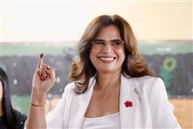 執政黨候選人蒙卡達，出口民調顯示她有望勝選，延續與中國親近的外交路線。（圖／翻攝自X平台 @riximga）