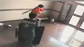 PChome委外廠商外包廠商的臨時工爆打家犬。（圖／翻攝Threads@tokyoace2001）