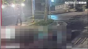 其中一名嫌犯伏擊夏天倫後徒步逃離現場。（圖／翻攝畫面）