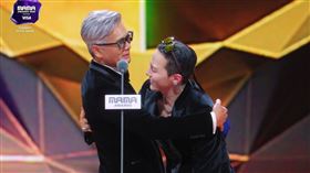 周潤發頒獎給GD，兩人台上互動相當溫馨。（圖／翻攝自Mnet Plus）