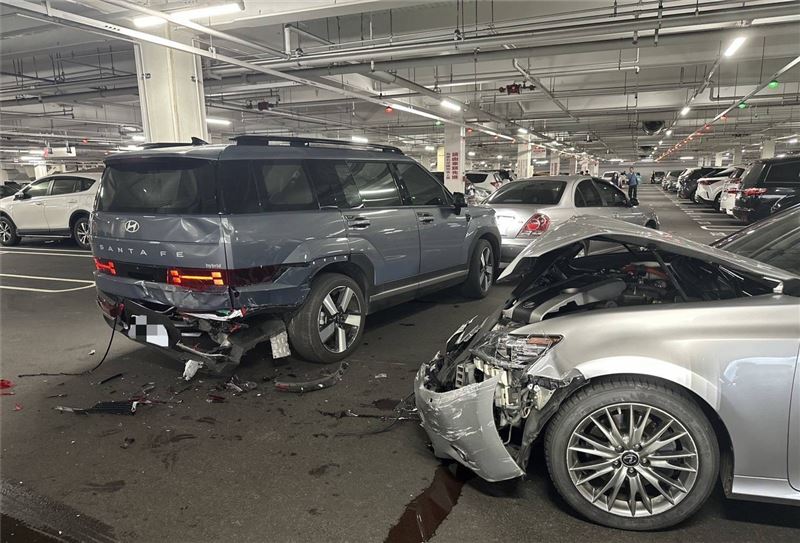 銀色轎車失控暴衝撞向前方休旅車，撞擊力道之大造成車頭、車尾全毀。(圖／翻攝畫面)