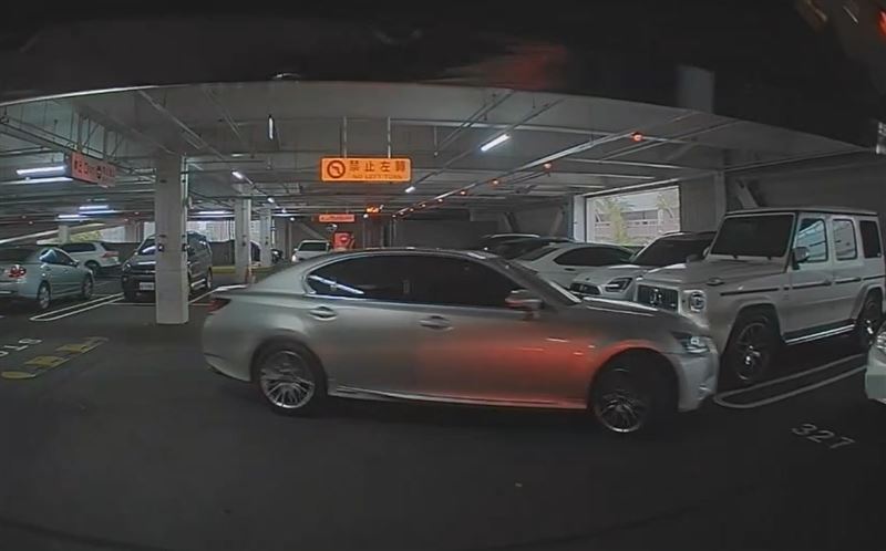 銀色轎車追撞白色賓士車後，又錯把油門當煞車，猛力追撞後方柱子。(圖／翻攝畫面)