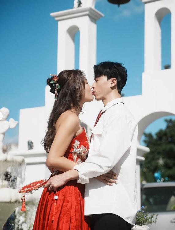 小象與老謝11/29文定，12/1登記。（圖／翻攝自IG　@elephant_gogo）