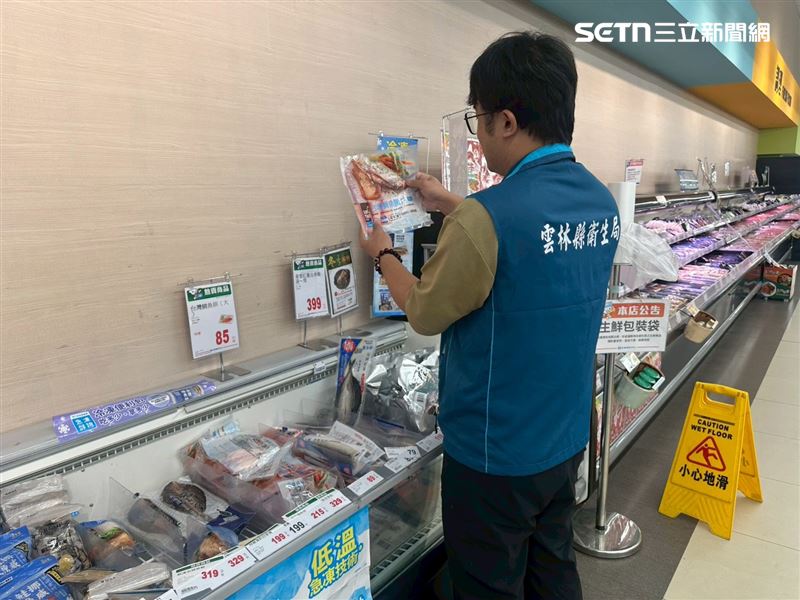雲林縣府前往賣場稽查，該合作社則強調工廠流程無異常，將全力配合主管機關查明此批產品的污染原因。（圖／翻攝畫面）