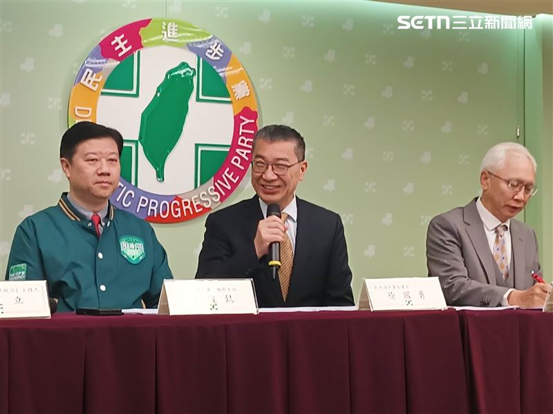 民進黨秘書長徐國勇（中)出席「和平繁榮．民主永續 2026 新生代國家戰略人才培力營」招生宣傳記者會。（圖／記者盧素梅攝影）