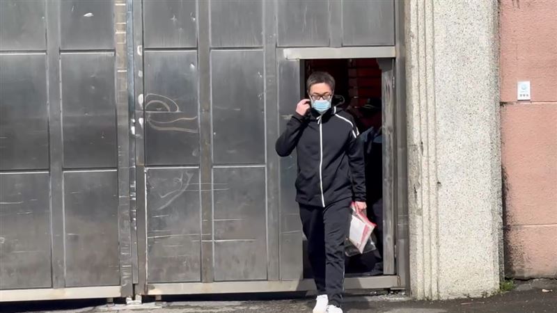 「宅神」朱學恒走出台北監獄。（圖／翻攝畫面）