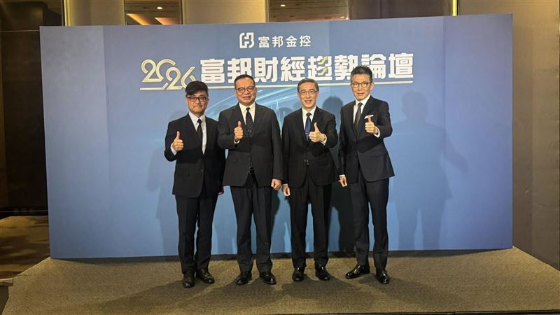 2026年全球投資市場迎來風險與機會並存的轉折年。富邦財經趨勢論壇預估,台股可望走出微笑曲線,全年挑戰32,000點。陳奕光提出「金馬選股術」鎖定AI、原物料、能源與雲端供應鏈,資金、政策、產業三力齊發,投資人宜採主題式配置與股債均衡策略,以迎戰未來波動市場。(圖/記者師瑞德攝影)