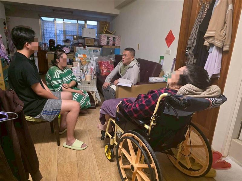 17歲男孩撐起四代家人生計，這一句話：「如果她們離開，我願意跟著去另一個世界照顧她們，只希望媽媽和妹妹還能有活下去的希望。」讓所有大人聽了都心碎。（圖／《愛的延續》公益協會提供）