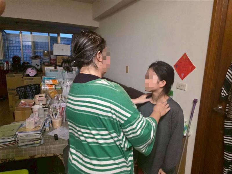 17歲男孩撐起四代家人生計，這一句話：「如果她們離開，我願意跟著去另一個世界照顧她們，只希望媽媽和妹妹還能有活下去的希望。」讓所有大人聽了都心碎。（圖／《愛的延續》公益協會提供）