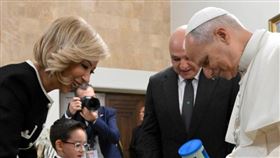 教宗良十四世於11月30日抵達最終站黎巴嫩，圖為他與當地孩童交流。（圖／翻攝自X平台 @VaticanNews）