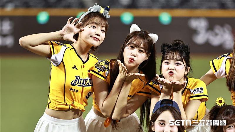 PS女孩瑄（右）和JJUBI（左起）、金渡兒合影。（圖／記者劉彥池攝影）