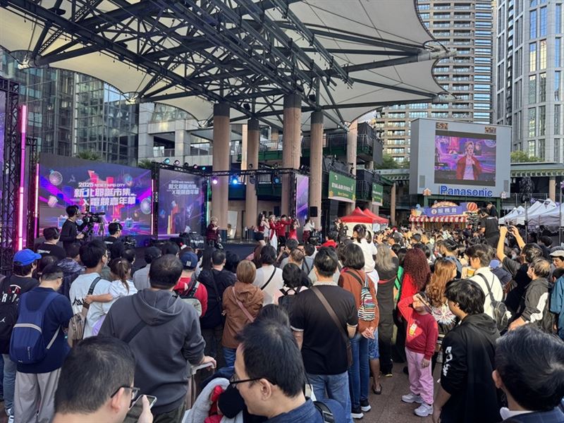 今(114)年更首次將耶誕市集與電競嘉年華結合，成功吸引跨年齡層民眾到場參與，提升電競議題能見度的同時，也帶動周邊店家消費。(圖／新北市政府經發局提供)