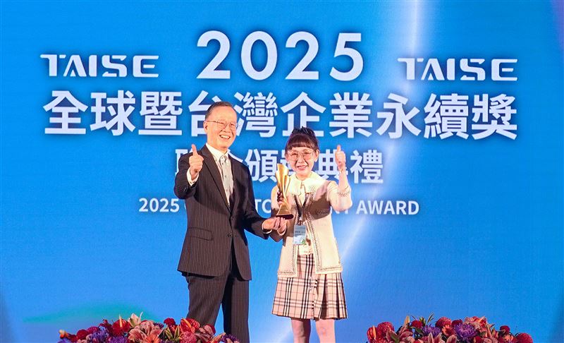 遠東百貨獲2025年GCSA、TCSA十項大獎肯定，徐雪芳總經理從台灣永續能源研究基金會簡又新董事長手中獲頒獎座。（圖／業者提供）