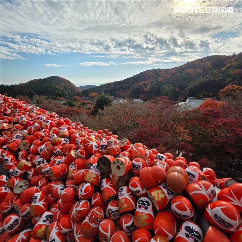 在日本旅遊的台灣人衝勝尾寺，替「TW」恢復原狀。（圖／翻攝自Threads @wuhsuehlin帳號）